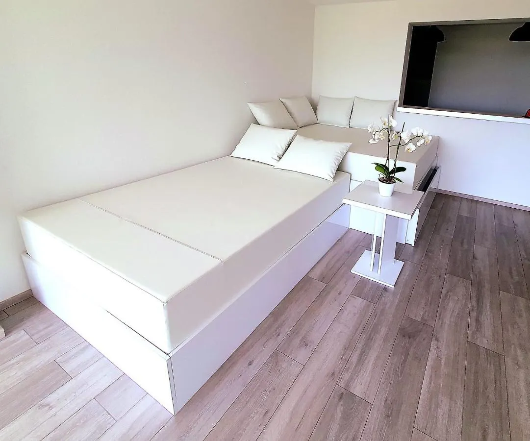Penthouse Jacuzzi & Pool Apartmants Apartman
