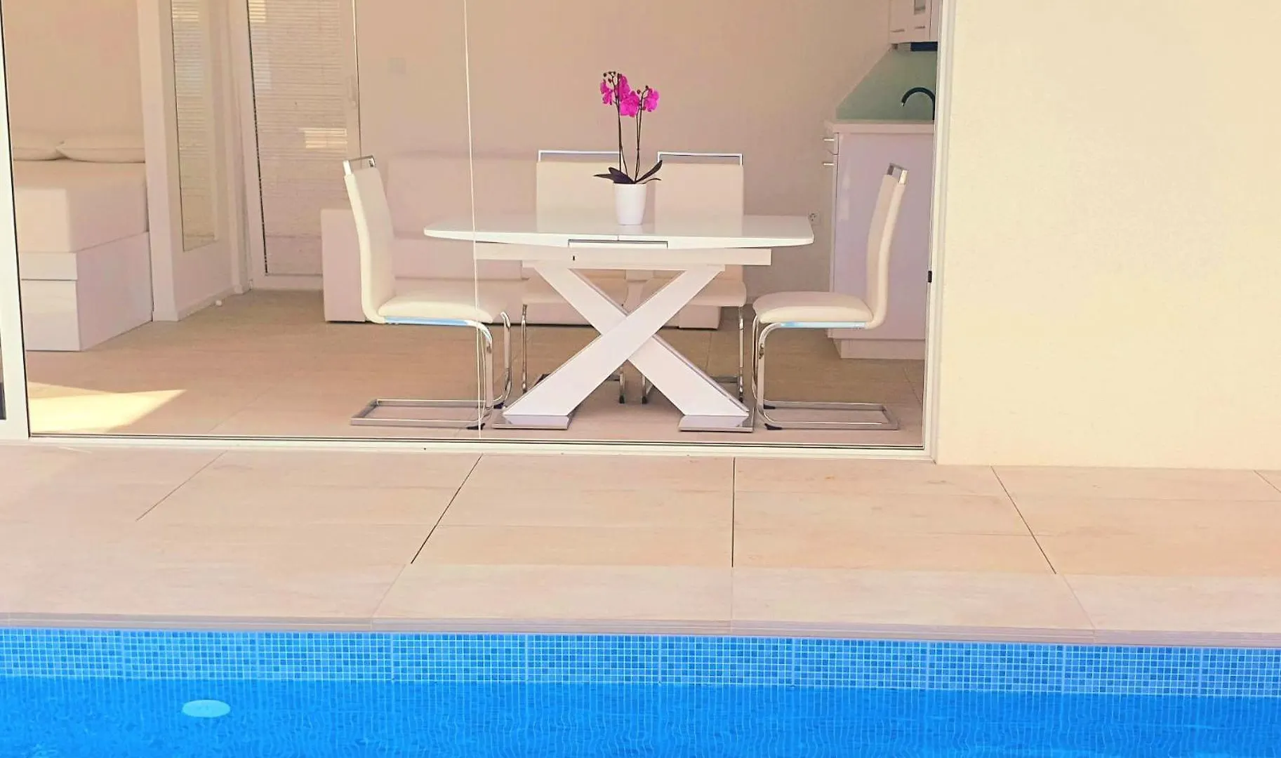 Penthouse Jacuzzi & Pool Apartmants